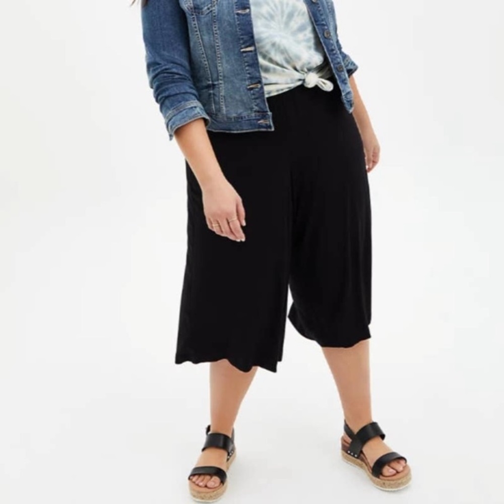 Torrid | Black Rayon/Spandex Wide-Leg Culottes/Capri Pants with Pockets Sz 18